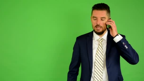Hombre de negocios teléfono y sonrisas - pantalla verde - estudio
 - Metraje, vídeo