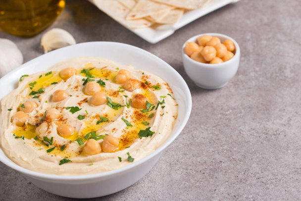 Hummus in un piatto con ceci, paprica affumicata, olio d'oliva e  - Foto, immagini