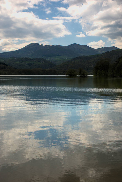 view of Lake Chambon and the Sancy range, Auvergne, Puy-de-Dome - Фото, зображення