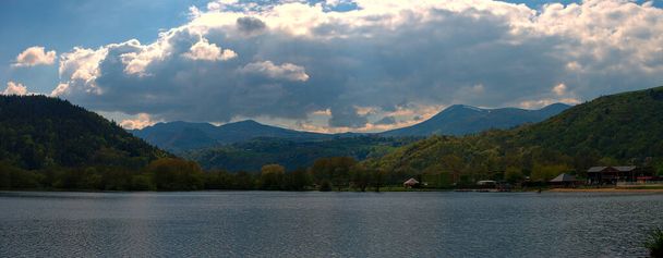 view of Lake Chambon and the Sancy range, Auvergne, Puy-de-Dome - Foto, imagen