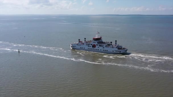 Aérea desde el ferry a Ameland en el Mar de Wadden en los Países Bajos - Metraje, vídeo