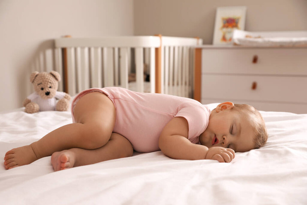 Adorable little baby sleeping on bed at home - Foto, Bild