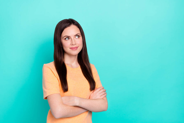 Portrait of nice minded lady folded arms look interested empty space isolated on turquoise color background. - Foto, afbeelding