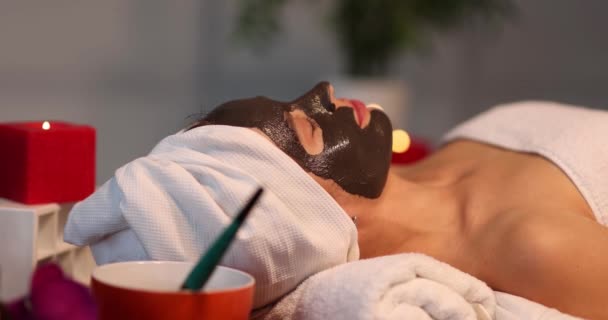 Aplicación de mascarilla de arcilla rejuvenecedora para tratamientos de spa. Tratamiento del acné cuidado de la piel cámara lenta - Imágenes, Vídeo
