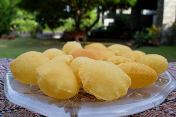 Street food item Pani puri or Gol gappa or Puchka. Big size puri used for filling spicy water and potato made of sooji - Foto, Bild