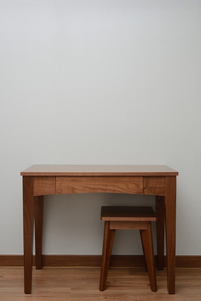 ξύλινο καφέ τραπέζι και καρέκλα στην κρεβατοκάμαρα - Φωτογραφία, εικόνα