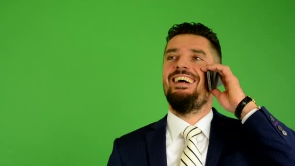 Üzleti ember telefon és mosoly - zöld képernyő - stúdió - Vértes - Felvétel, videó