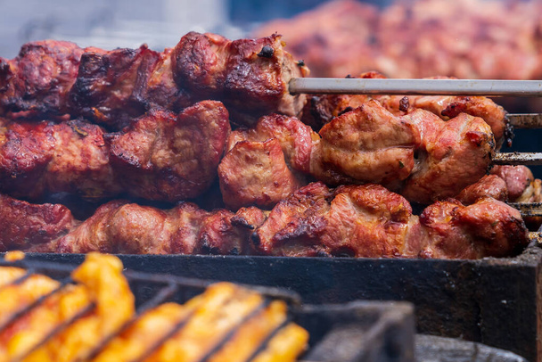 Zblízka smažené maso na špejlích na prodej na mezinárodním festivalu pouličních jídel, selektivní zaměření. Pozadí. Tradiční slavnostní kuchyně. Kebab - Fotografie, Obrázek