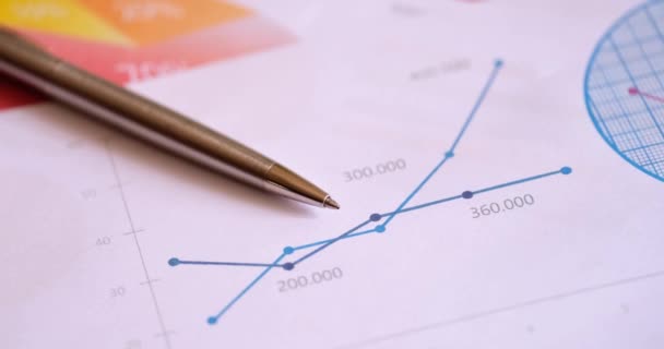 Business chart met pen marketing en analytics. Begrip financieel verslag en statistiek - Video