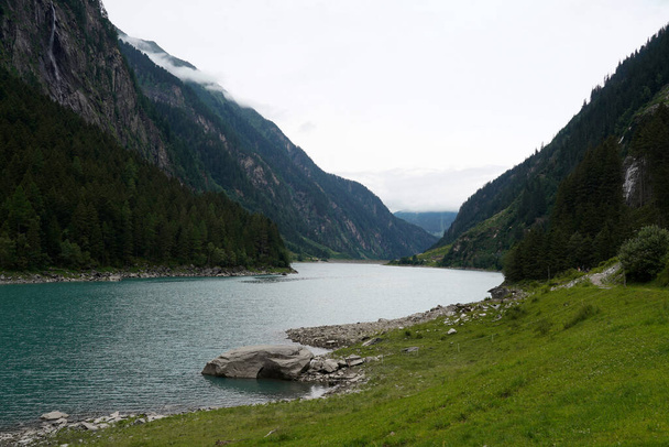 Horské jezero v Alpách za oblačného letního dne  - Fotografie, Obrázek
