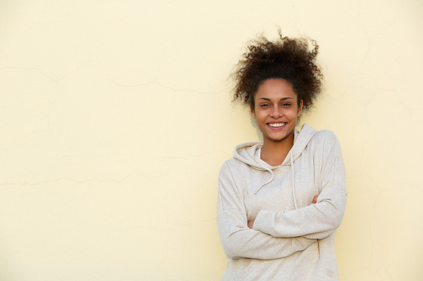Nette junge afrikanische Amerikanerin lächelt  - Foto, Bild
