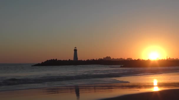 Ο Φάρος Santa Cruz Breakwater (γνωστός και ως Walton) στο ηλιοβασίλεμα, όπως φαίνεται από την παραλία Twin Lakes στη Santa Cruz, Καλιφόρνια, ΗΠΑ, 2018 - Πλάνα, βίντεο