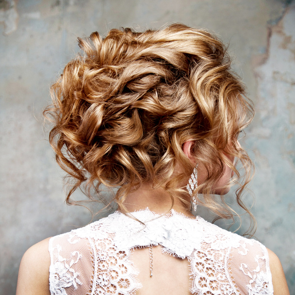 Mädchen mit schönen Haaren im Profil - Foto, Bild
