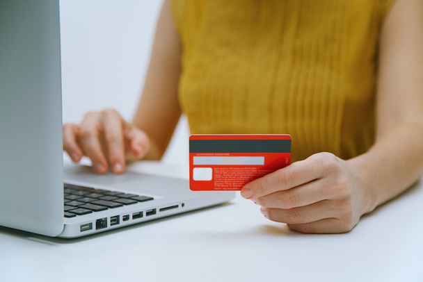 Pagare con carta di credito online
 - Foto, immagini