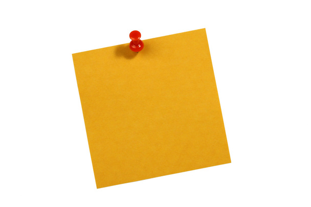 Cartão em branco laranja com pino de pressão no fundo branco
 - Foto, Imagem