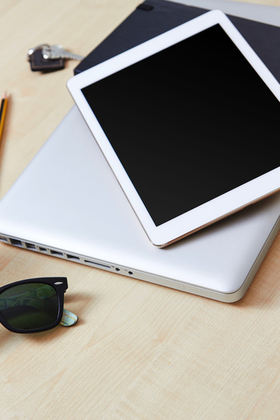 Tableta móvil, laptop y objetos de negocios
 - Foto, imagen
