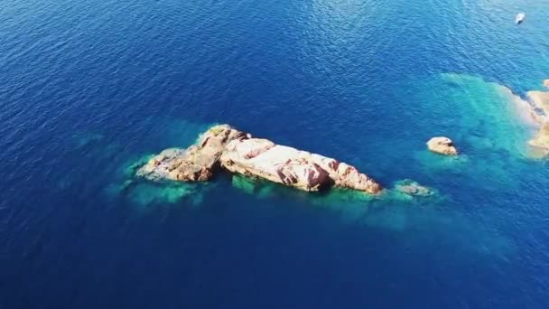 De Calanques de Piana in het midden van het dorre platteland, in Europa, in Frankrijk, op Corsica, richting Ajaccio, aan de Middellandse Zee, in de zomer, op een zonnige dag. - Video