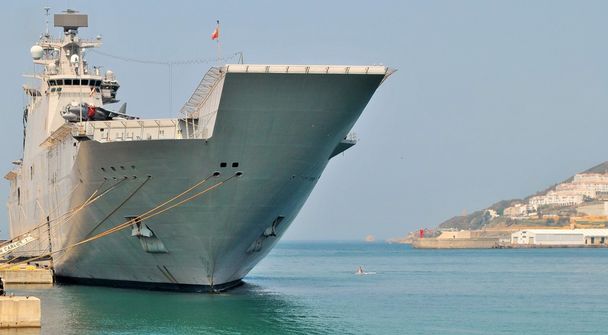 Portaaviones de la Armada Española atracados en el puerto de Ceuta en España
 . - Foto, imagen