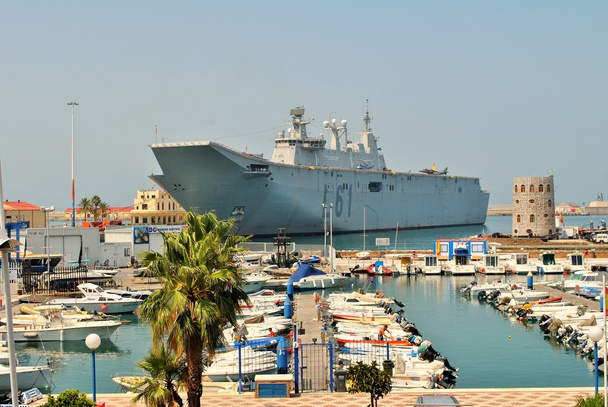 Porte-avions de la Marine espagnole amarré dans le port de Ceuta en Espagne
 . - Photo, image