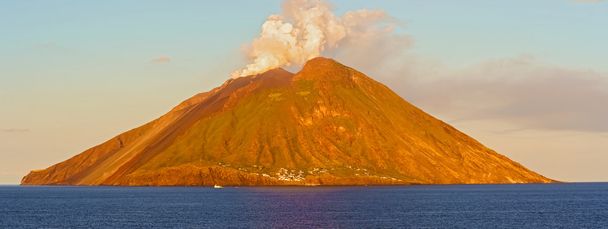 Wyspie Stromboli przez Morze Tyrreńskie we Włoszech. - Zdjęcie, obraz