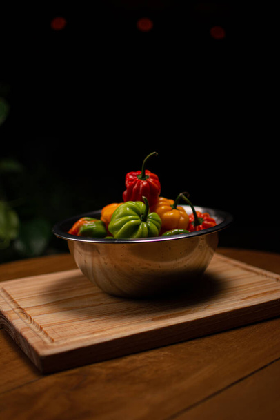 Különböző színű édes paprika kerámia tálban - Fotó, kép