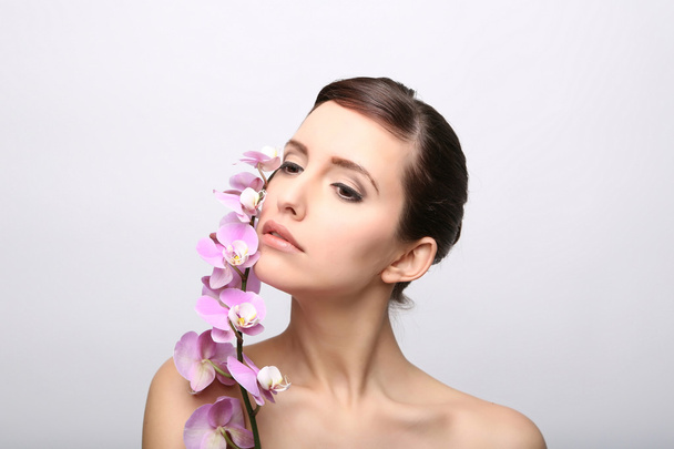 Beautiful Girl With Orchid Flowers. - Foto, Imagen