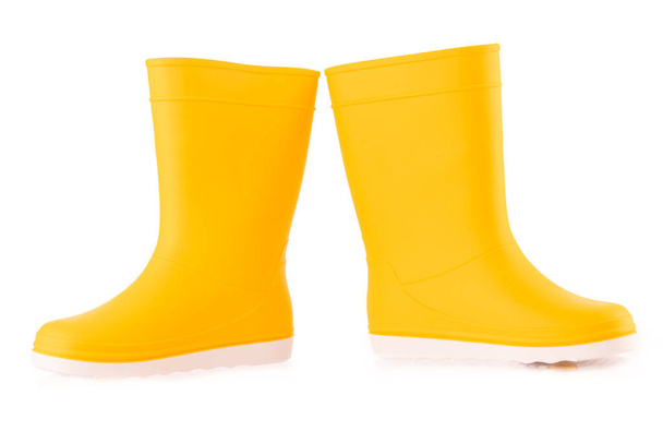 Botas de goma amarillas aisladas sobre fondo blanco. Zapatos para niños.  - Foto, imagen
