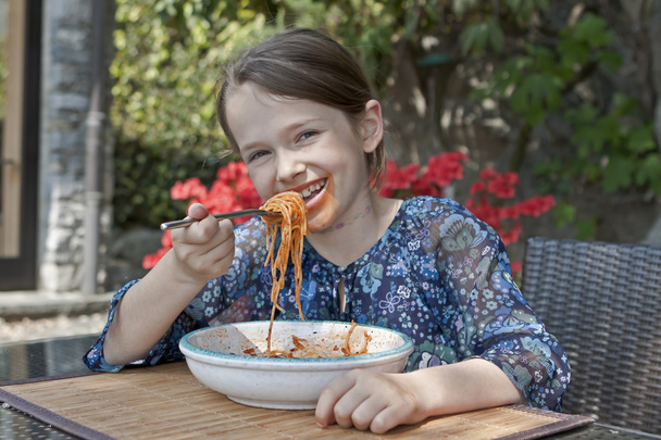 lány eszik spagetti - Fotó, kép