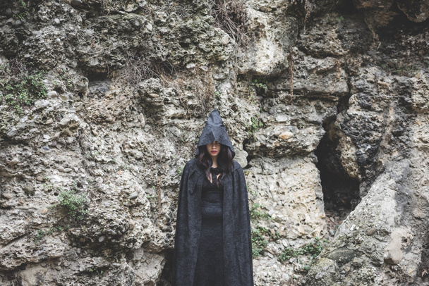 Vampier vrouw met mantel en kap - Foto, afbeelding