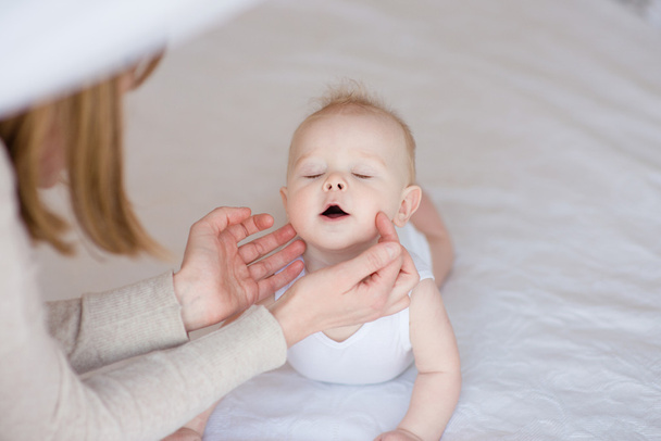 Mamas Hände berühren das Baby - Foto, Bild