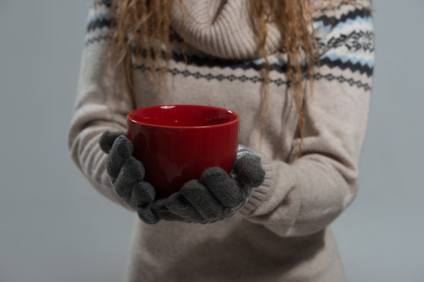 Woman holding red cup - Foto, afbeelding