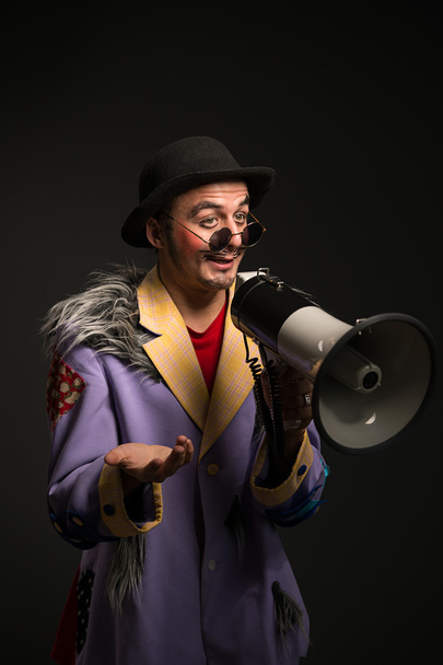 Clown shouting at the megaphone - Valokuva, kuva