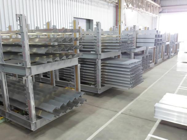 Estante de stock de líneas de aluminio en una fábrica
. - Foto, imagen