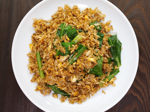 Chiński smażony ryż z wieprzowiny i zielona pora - Zdjęcie, obraz