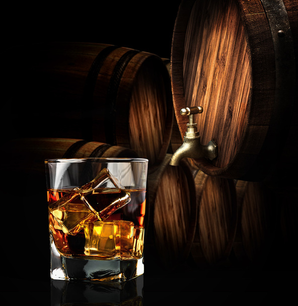 Glas Cognac auf dem Holzfass  - Foto, Bild