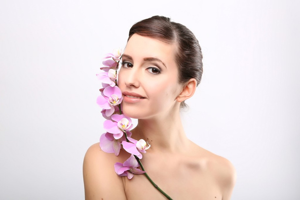 Beautiful Girl With Orchid Flowers. - Foto, Bild