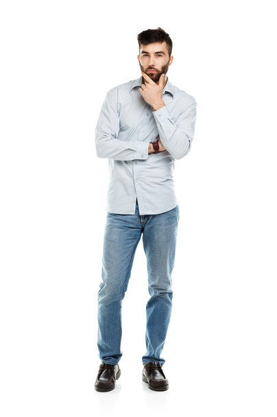 Молодой бородатый мужчина с серьезным выражением лица в изоляции
 - Фото, изображение