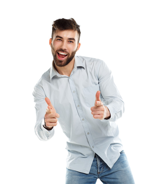 Mladý vousatý muž s úsměvem prstem do izolovaných na bílém - Fotografie, Obrázek