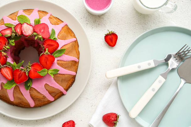 Plate with tasty strawberry cake on light table, closeup - Fotografie, Obrázek