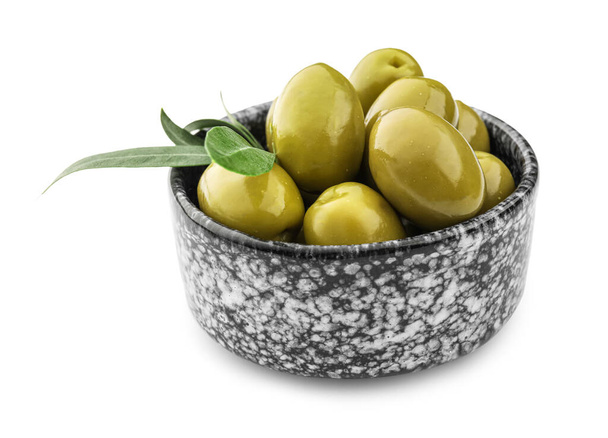 Чаша с вкусными зелеными оливками на белом фоне - Фото, изображение