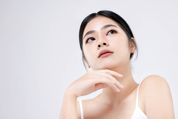 Estúdio tiro de bela jovem mulher asiática com pele fresca limpa no fundo branco, Cuidado com a cara, Tratamento facial, Cosmetologia, beleza e spa. - Foto, Imagem