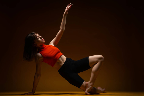 Bailarina está haciendo una gran pose de ballet en el suelo - Foto, Imagen