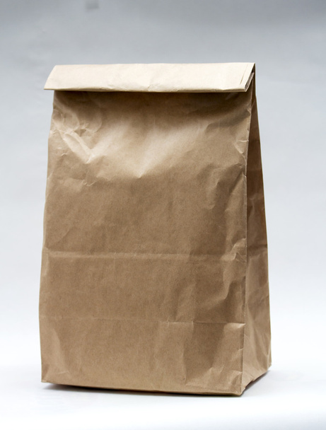 Realistyczne brązową papierową torbę na białym tle - Zdjęcie, obraz