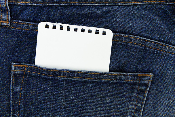 Parte del cuaderno de papel blanco en el bolsillo trasero de mezclilla azul j
 - Foto, Imagen