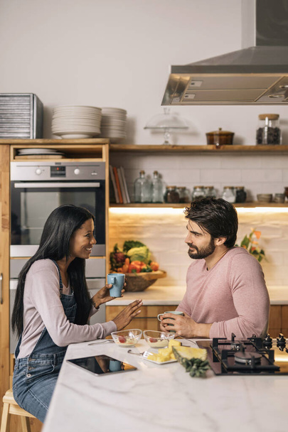 Cheerful black woman and her boyfriend having delicious breakfast in the kitchen at home. - Fotoğraf, Görsel