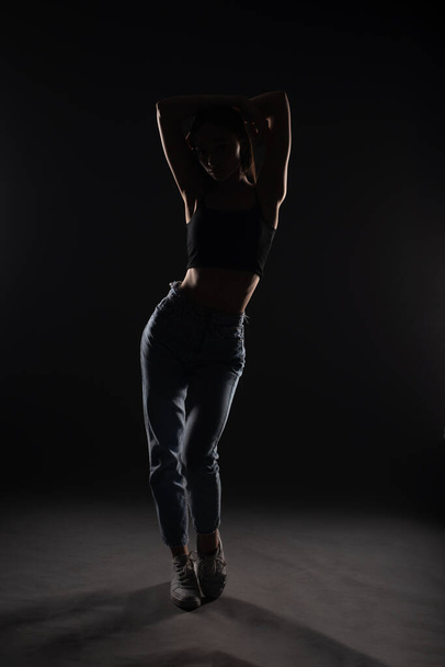 Silhouette di giovane ragazza in posa e tenendo la sua postura - Foto, immagini
