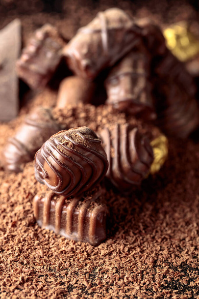 Caramelos de chocolate salpicados con chispas de chocolate. Macro tiro
. - Foto, Imagen