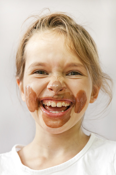 Menina com chocolate no rosto
 - Foto, Imagem