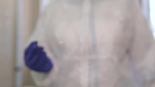 De handen van de dokter houden een coronavirus test stick vast.. - Video