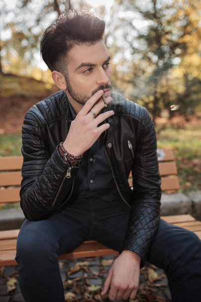 άνθρωπος της μόδας της νεανικής μόδας απολαμβάνοντας το τσιγάρο του  - Φωτογραφία, εικόνα